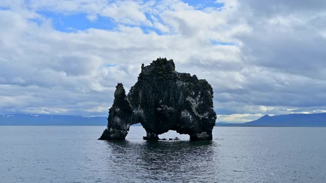 冰岛北部地区，Vatnsnes半岛，Hvitserkur玄武岩视频素材