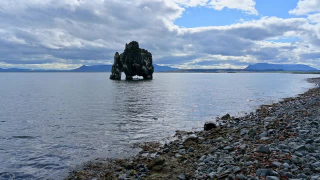 冰岛北部地区，Vatnsnes半岛，Hvitserkur玄武岩视频素材