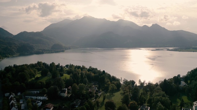 Kochelsee Bavria湖。无人机空中拍摄。日落在湖岸。美丽的阿尔卑斯山全景视频素材