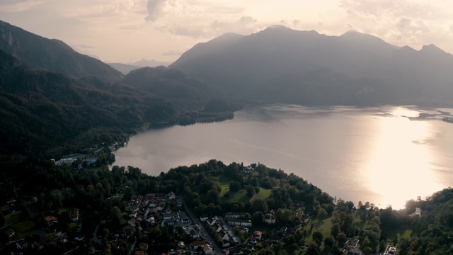 Kochelsee Bavria湖。无人机空中拍摄。日落在湖岸。美丽的阿尔卑斯山全景视频素材