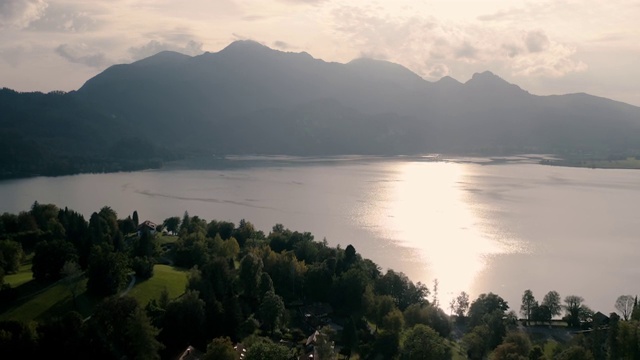 Kochelsee Bavria湖。无人机空中拍摄。日落在湖岸。美丽的阿尔卑斯山全景视频素材