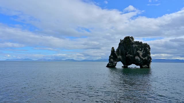 冰岛北部地区，Vatnsnes半岛，Hvitserkur玄武岩视频素材