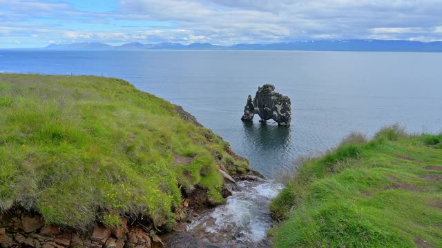 冰岛北部地区，Vatnsnes半岛，Hvitserkur玄武岩视频素材