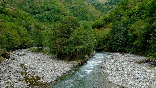 山区河流的观点。视频素材