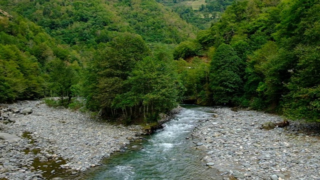 山区河流的观点。视频素材