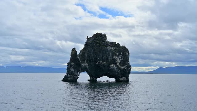 冰岛北部地区，Vatnsnes半岛，Hvitserkur玄武岩视频素材