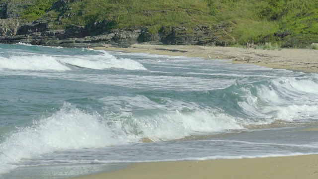 海浪运动和绿色区域视频素材