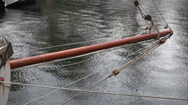 帆船桅杆在帆船上与索具细节和水的背景视频素材