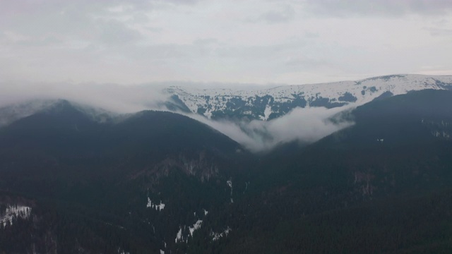 鸟瞰图多云岩石雪山与云。意大利阿尔卑斯山脉与野外大风天气的户外自然建立。视频素材