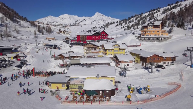 鸟瞰图滑雪坡上的滑雪者在奥博陶恩滑雪场，奥地利萨尔茨堡国。视频素材