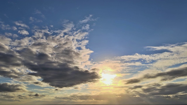 美丽的紫红色山水配上天空，云霞日落，一景浪漫的云景视频素材