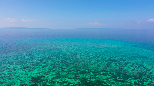 热带碧海蓝天白云。地平线上的山脉视频素材