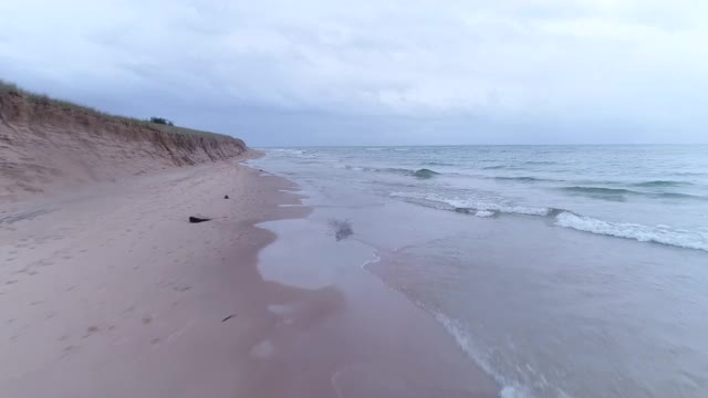 在一个多云的雨天，密歇根附近的密歇根湖的海滩鸟瞰图视频下载