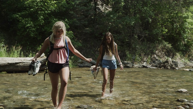 接近十几岁的女孩徒步穿越森林小溪/ Tibble Fork，犹他州，美国视频素材