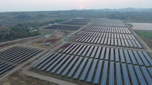 鸟瞰图太阳能电池板农场，使清洁电力视频素材