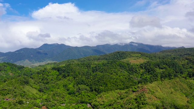 山峰上布满了雨林和云雾视频素材