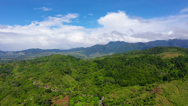 山峰上布满了雨林和云雾视频素材