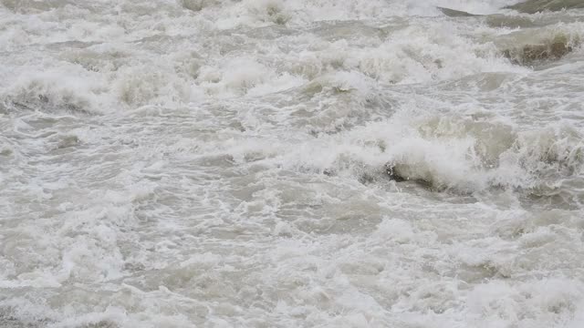 塞里奥河在暴雨后暴涨，洪水冲垮山谷。水流湍急，从山谷流向平原。意大利北部贝加莫省的一条河视频素材