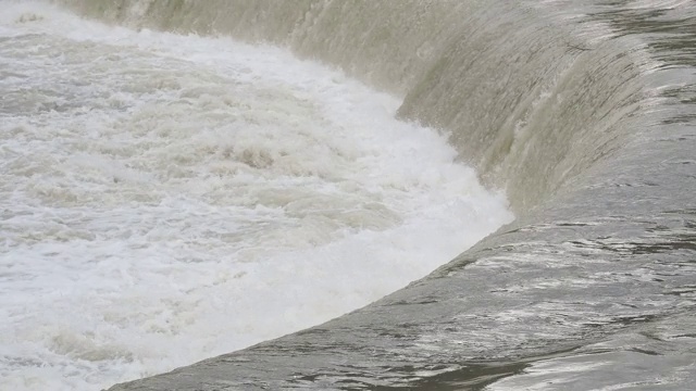 塞里奥河在暴雨后暴涨，洪水冲垮山谷。水流湍急，从山谷流向平原。意大利北部贝加莫省的一条河视频素材