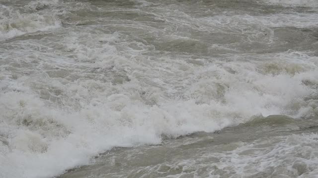 塞里奥河在暴雨后暴涨，洪水冲垮山谷。水流湍急，从山谷流向平原。意大利北部贝加莫省的一条河视频素材