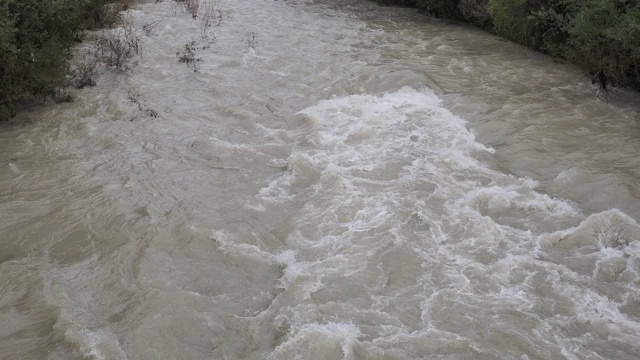 塞里奥河在暴雨后暴涨，洪水冲垮山谷。水流湍急，从山谷流向平原。意大利北部贝加莫省的一条河视频素材