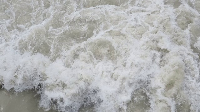 塞里奥河在暴雨后暴涨，洪水冲垮山谷。水流湍急，从山谷流向平原。意大利北部贝加莫省的一条河视频素材