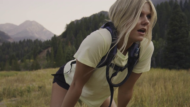 十几岁的女孩背着背包在野外休息，然后检查手表和跑步/ Tibble Fork，犹他州，美国视频素材