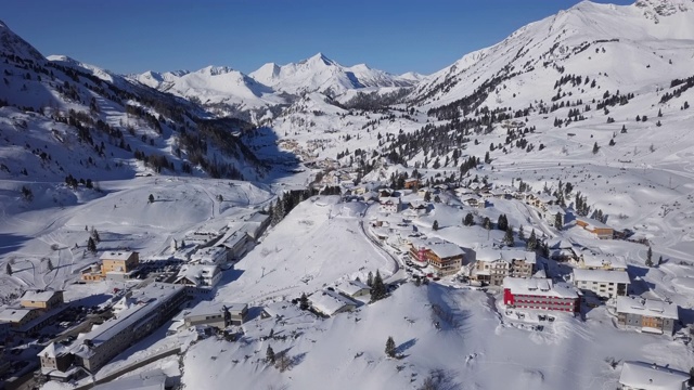 鸟瞰图奥博陶恩滑雪村，奥地利萨尔茨堡国。视频素材