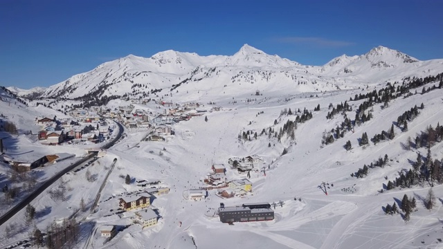 鸟瞰图奥博陶恩滑雪村，奥地利萨尔茨堡国。视频素材