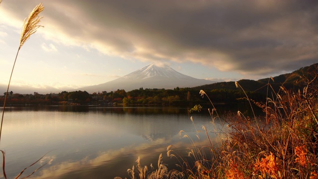 富士山日出和川口湖蓝天视频素材