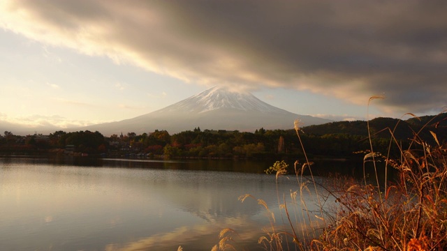 富士山在天气好的时候，人们可以看到峰的音节视频素材