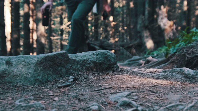 组团游客沿山林石径攀爬的腿景视频素材