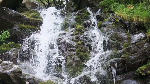 野生山瀑布。快速下落的水撞击石头。慢镜头120视频素材