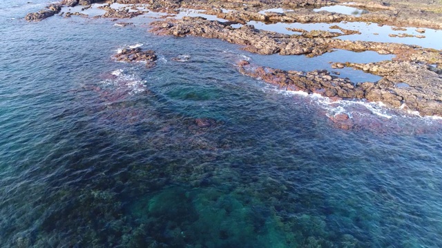 韩国济州岛西浦溪海滩的海浪视频素材