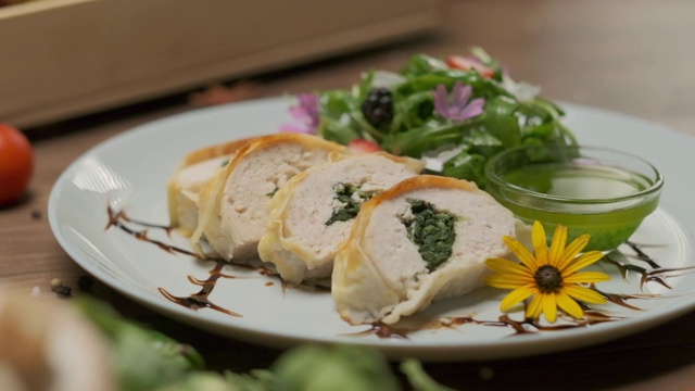 菠菜鸡肉卷盛在盘子里视频素材