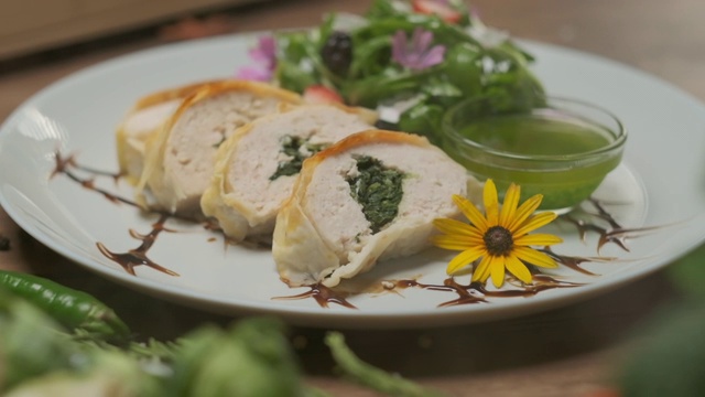 菠菜鸡肉卷盛在盘子里视频素材