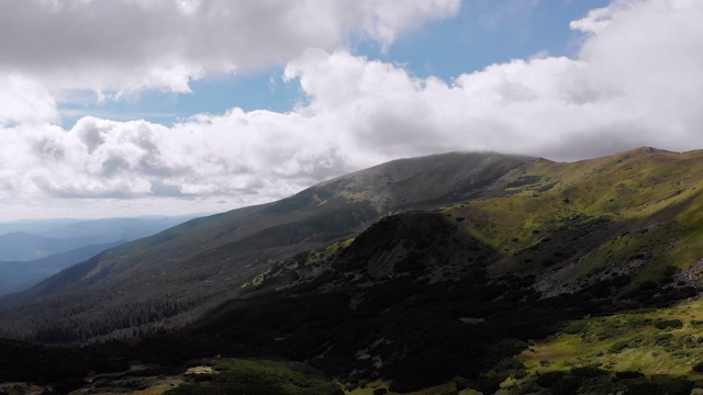 空中全景的绿色山脉和丘陵在喀尔巴阡山谷视频素材