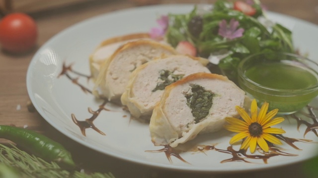 菠菜鸡肉卷盛在盘子里视频素材