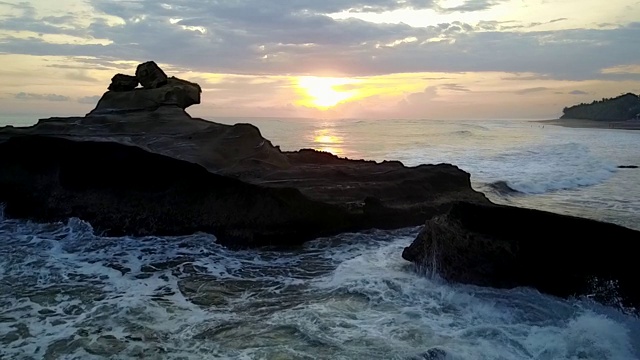 海面上的日落。看岩石，大浪视频素材