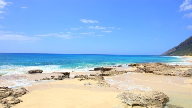 海滩上的石头和海浪视频素材