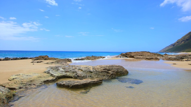 海滩上的石头和海浪视频素材