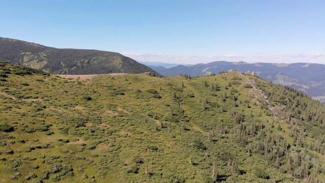 空中全景的绿色山脉和丘陵在喀尔巴阡山谷视频素材