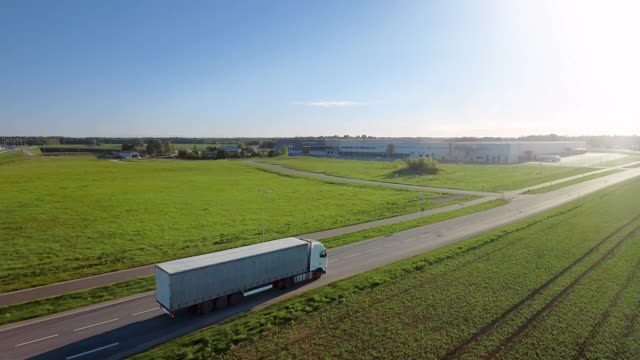 先进的高科技概念:在道路上驾驶着载货拖车的大型半挂车，通过图形特效转化为未来自动驾驶卡车的数字化版本。空中无人机拍摄的视频素材