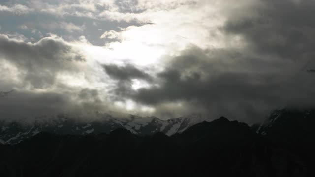 库克雪山上空的戏剧性天空视频素材