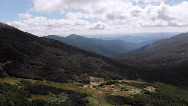 空中全景的绿色山脉和丘陵在喀尔巴阡山谷视频素材