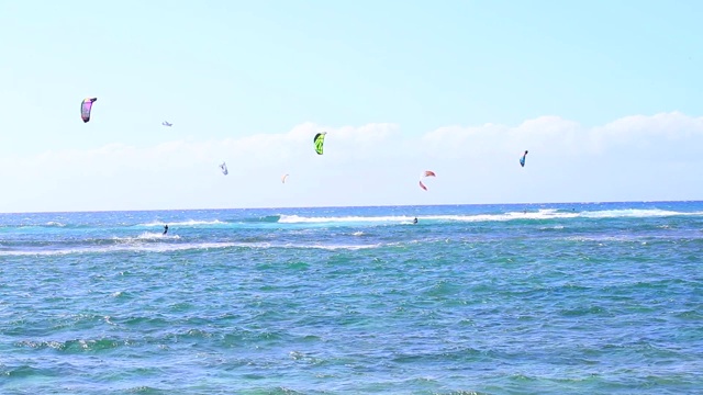 人们在海上逆天冲浪视频素材