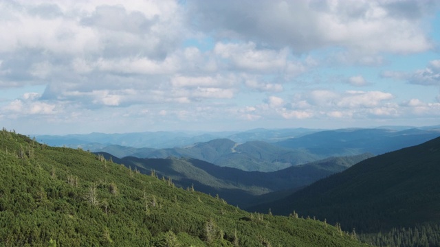 在天空中有针叶林和积云的山脉全景视频素材