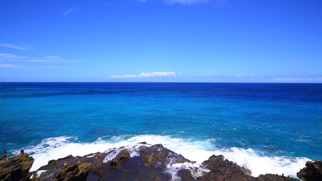 海浪拍打着岩石视频素材