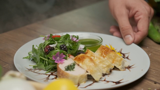 用鸡肉卷裹着盘子蒸视频素材