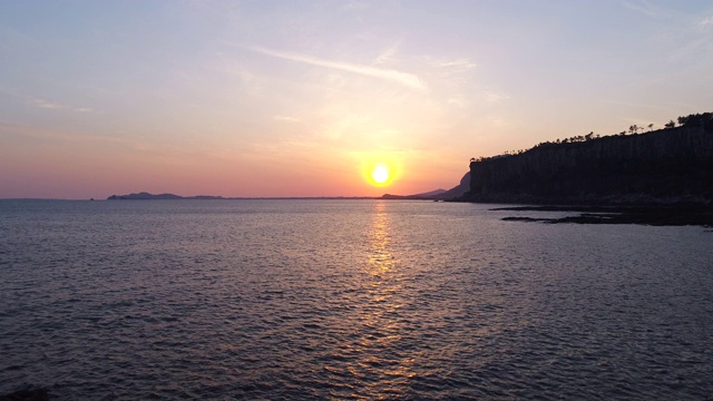 韩国济州岛西浦浦悬崖和大海的日落景观视频素材